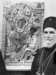 Arhibīskaps Jānis pie Dievmātes ikonas ASV