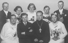 Priesteris Jānis Baumanis (no labās) ar psalmotāju Dimitriju Okoleviču
