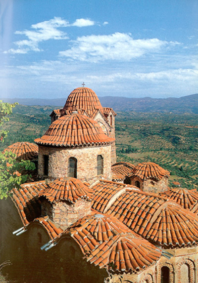 Pilsēta Mistra ievērojama ar daudzām restaurētām bizantiešu baznīcām